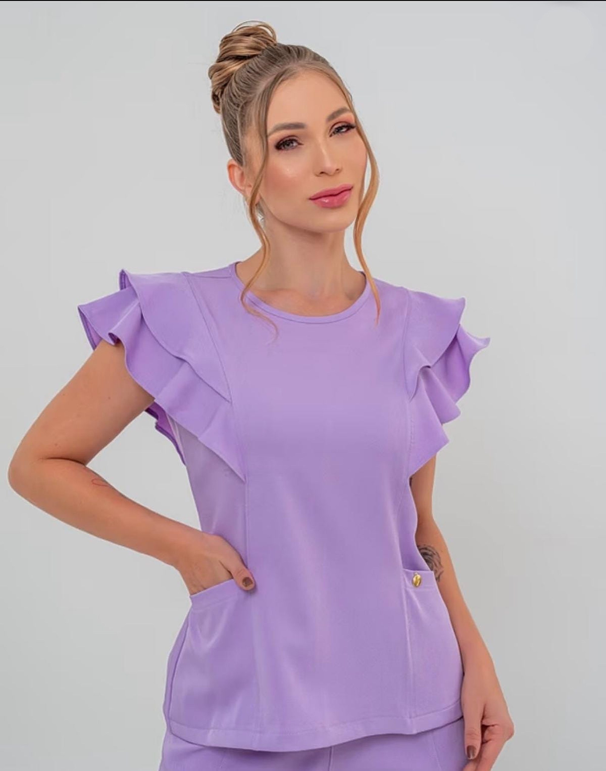 Conjunto Madame Lilás — detalhe das mangas com babado
