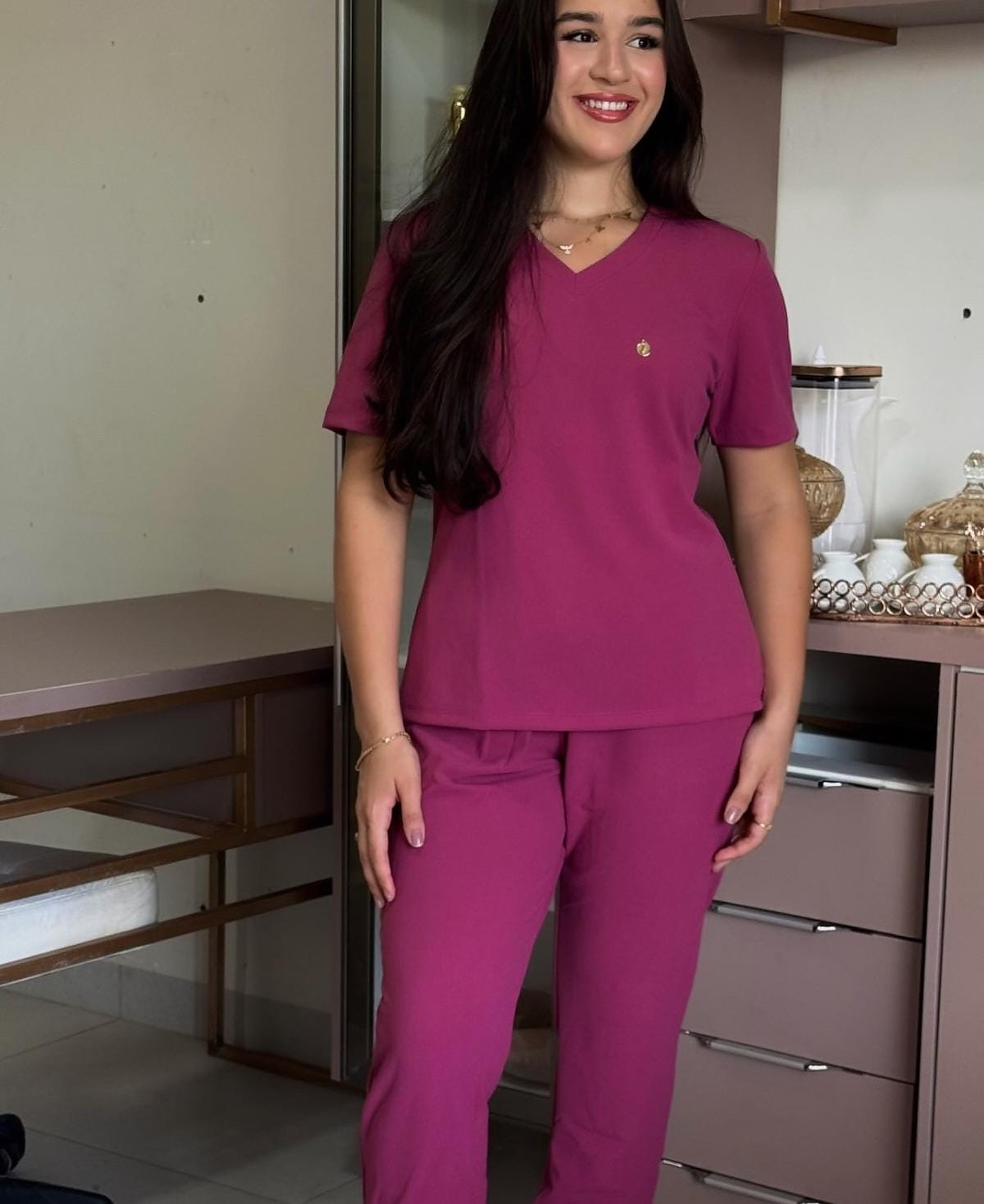 Scrub Madame Magenta — corpo inteiro